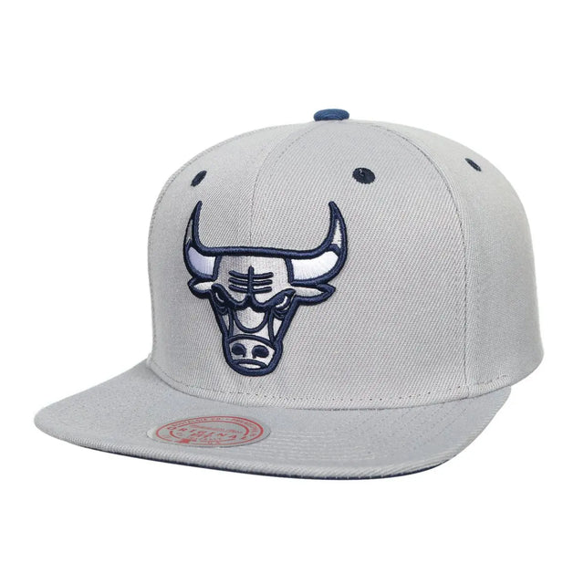 GORRA MITCHELL AND NESS  NBA-CHICAGO BULLS  6HSSSH22009-CBUGREY - SUNTIMESTORE.COM