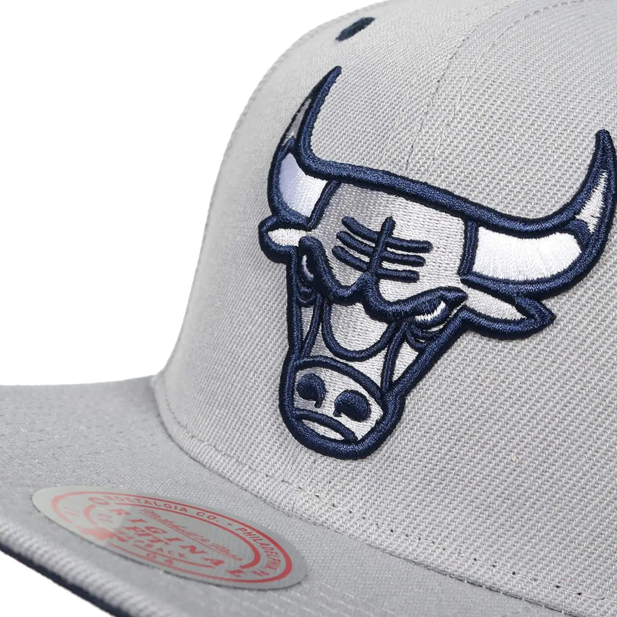 GORRA MITCHELL AND NESS  NBA-CHICAGO BULLS  6HSSSH22009-CBUGREY - SUNTIMESTORE.COM