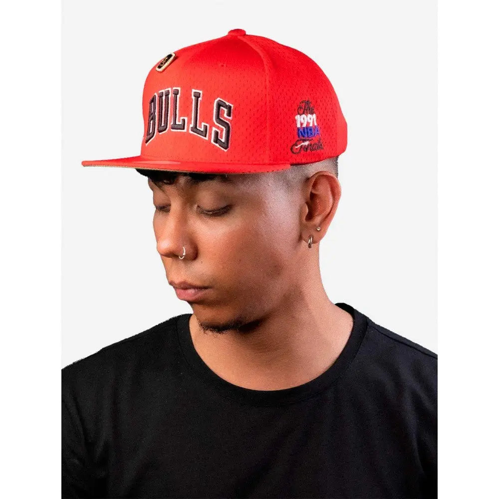 GORRA MITCHELL AND NESS NBA-CHICAGO BULLS 6HSSSH20064-CBURED1 MITCHELL AND NESS