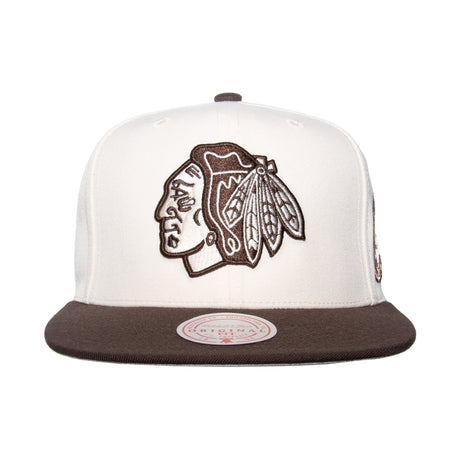 GORRA MITCHELL & NESS NHL- CHICAGO BLACKHAWKS HS12954-CBHCREA MITCHELL AND NESS