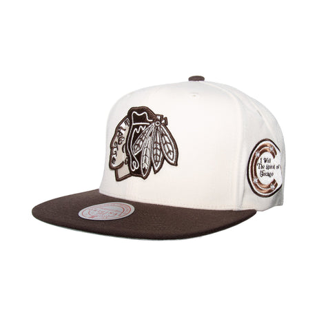 GORRA MITCHELL & NESS NHL- CHICAGO BLACKHAWKS HS12954-CBHCREA MITCHELL AND NESS