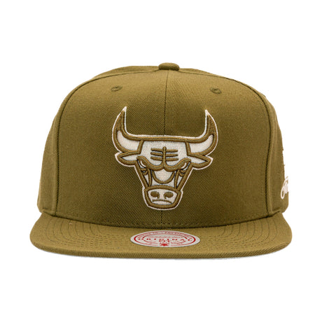 GORRA MITCHELL & NESS NBA-CHICAGO BULLS HS12949-CBUOLIV MITCHELL AND NESS