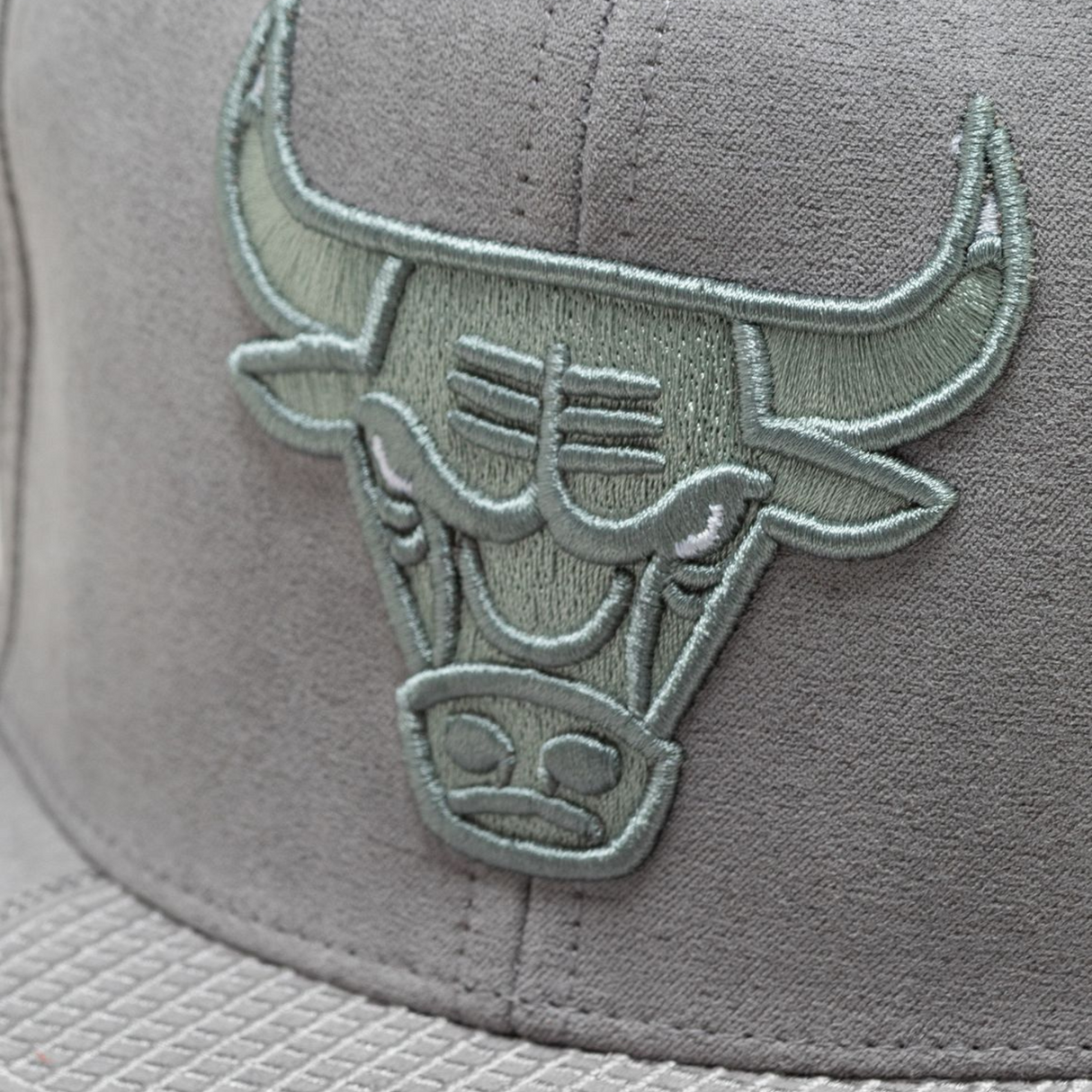 GORRA MITCHELL & NESS NBA-CHICACO BULLS  HHSS5822-CBUYYPPPGRE PLOMO URBANO 1030610