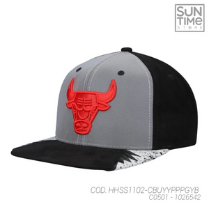 GORRA MITCHELL & NESS  NBA DAY 5 SNAPBACK BULLS  HHSS1102-CBUYYPPPGYBK PLOMO URBANO 1026542