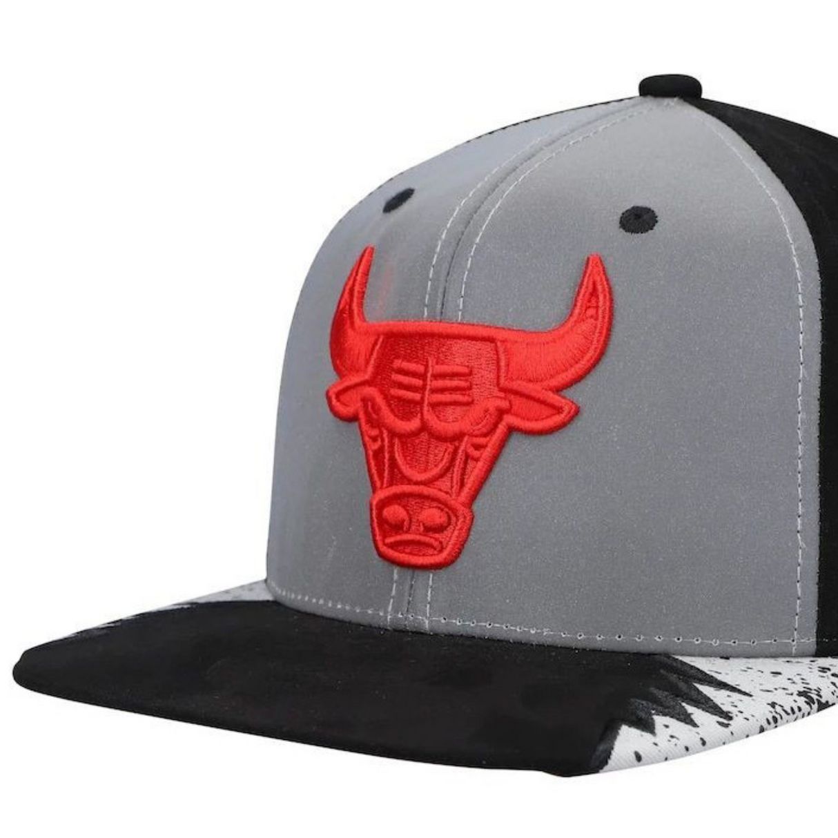 GORRA MITCHELL & NESS  NBA DAY 5 SNAPBACK BULLS  HHSS1102-CBUYYPPPGYBK PLOMO URBANO 1026542