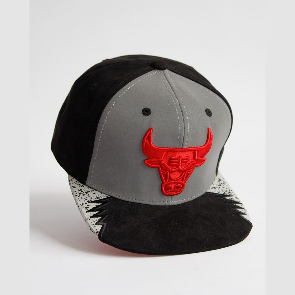 GORRA MITCHELL & NESS  NBA DAY 5 SNAPBACK BULLS  HHSS1102-CBUYYPPPGYBK PLOMO URBANO 1026542