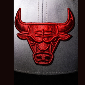 GORRA MITCHELL & NESS  NBA DAY 5 SNAPBACK BULLS  HHSS1102-CBUYYPPPGYBK PLOMO URBANO 1026542