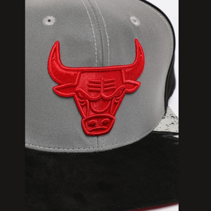 GORRA MITCHELL & NESS  NBA DAY 5 SNAPBACK BULLS  HHSS1102-CBUYYPPPGYBK PLOMO URBANO 1026542