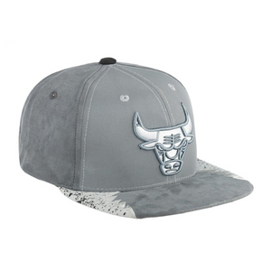 GORRA MITCHELL & NESS  NBA DAY 5 SNAPBACK BULLS  HHSS1102-CBUYYPPPGREY PLOMO URBANO