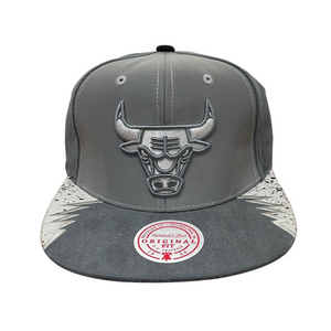 GORRA MITCHELL & NESS  NBA DAY 5 SNAPBACK BULLS  HHSS1102-CBUYYPPPGREY PLOMO URBANO