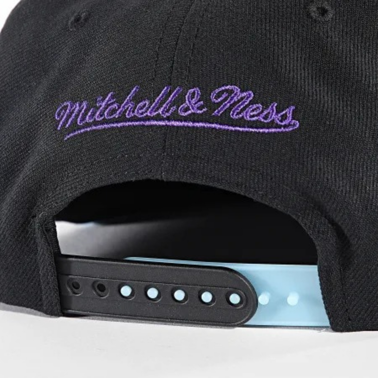 GORRA MITCHELL & NESS NBA-CHICACO BULLS  HS8033-CBUWHIT NEGRO URBANO