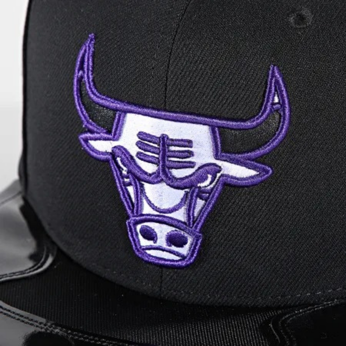 GORRA MITCHELL & NESS NBA-CHICACO BULLS  HS8033-CBUWHIT NEGRO URBANO